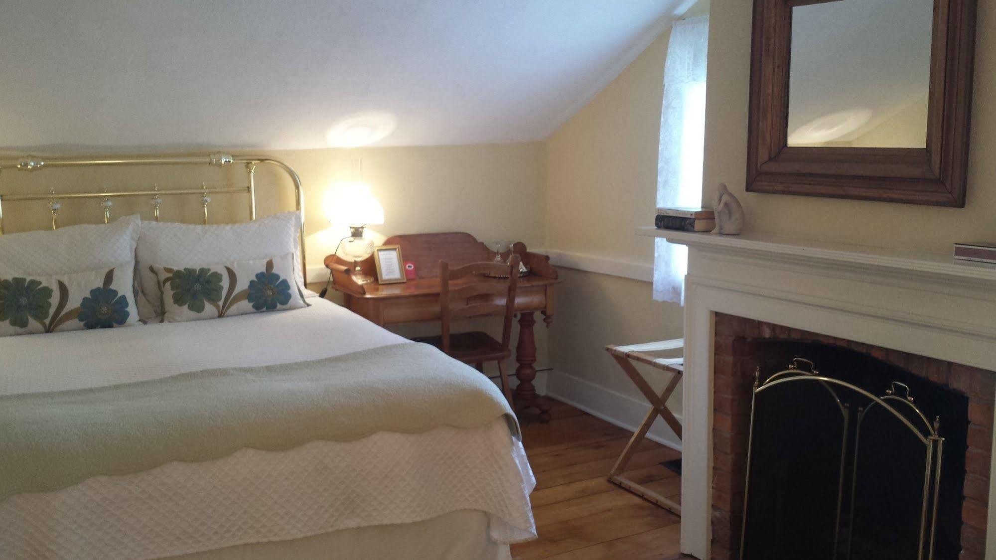 ナイアガラオンザレイク Historic Wilson-Guy House Bed & Breakfast エクステリア 写真